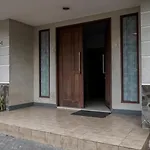 RedDoorz near Supermall Karawaci 2