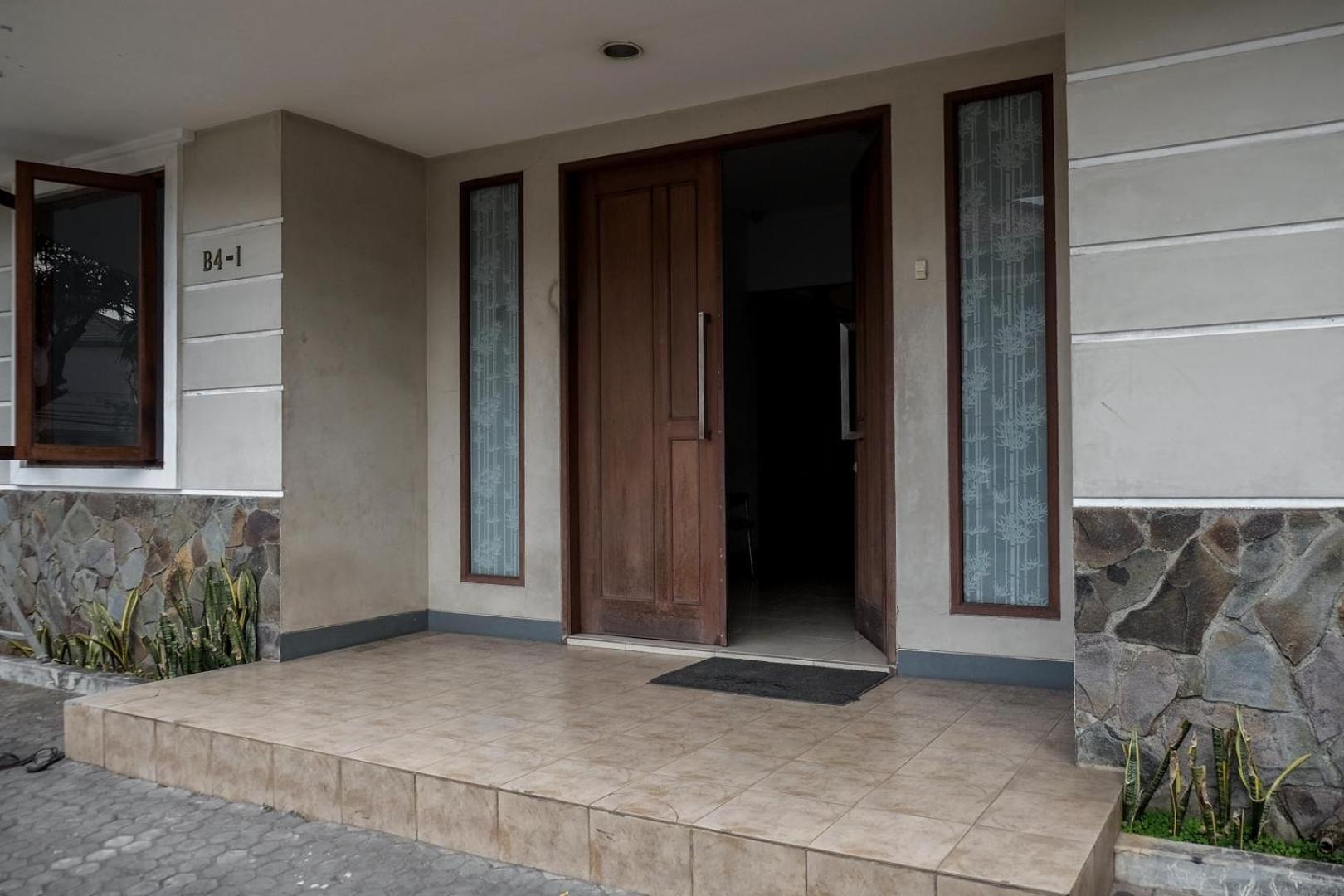 Wisma tamu Reddoorz Near Supermall Karawaci 2 2*